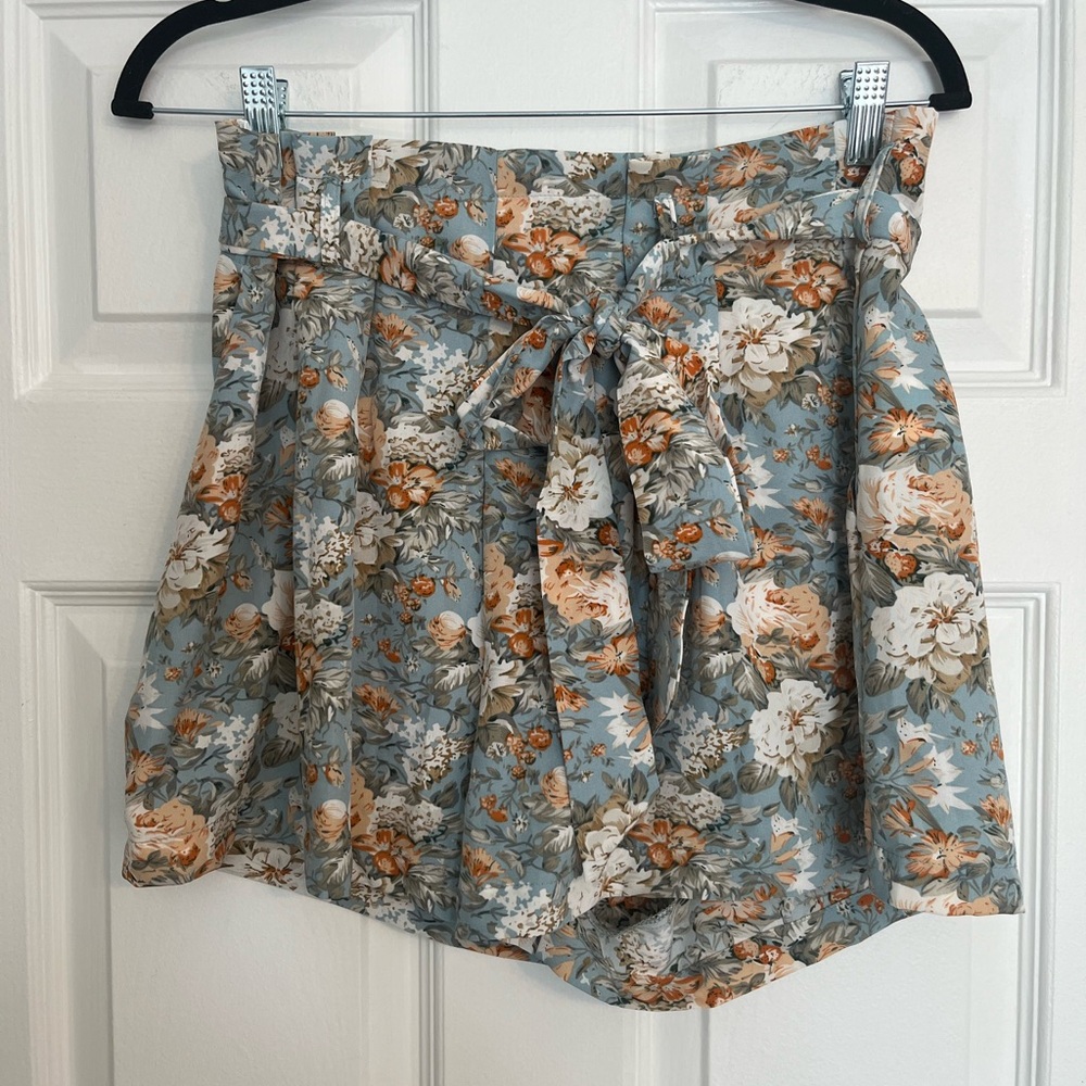 NWOT SHEIN Blue Floral Tie-Waist Skort with Cream & Rust Accents